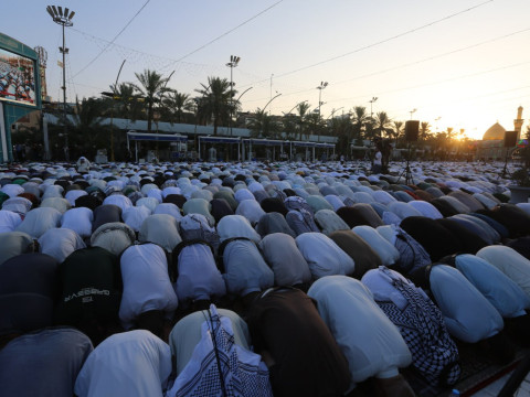 اقيمت بمشاركة حشود من المصلين.. خطيب صلاة عيد الاضحى في كربلاء ينبه من الانقياد وراء اساليب الغرب المضللة