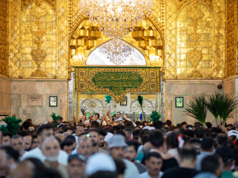 شاهد.. أجواء زيارة الإمام الحسين (عليه السلام) في ليلة العيد